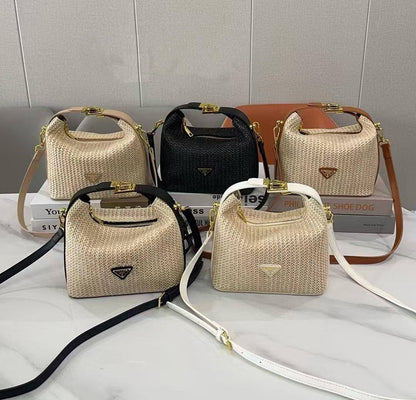 Prada
Best quality

With box’s
🎁🎁🎁

95 dhs❣️
size 21cm

Zain158
♥️♥️♥️