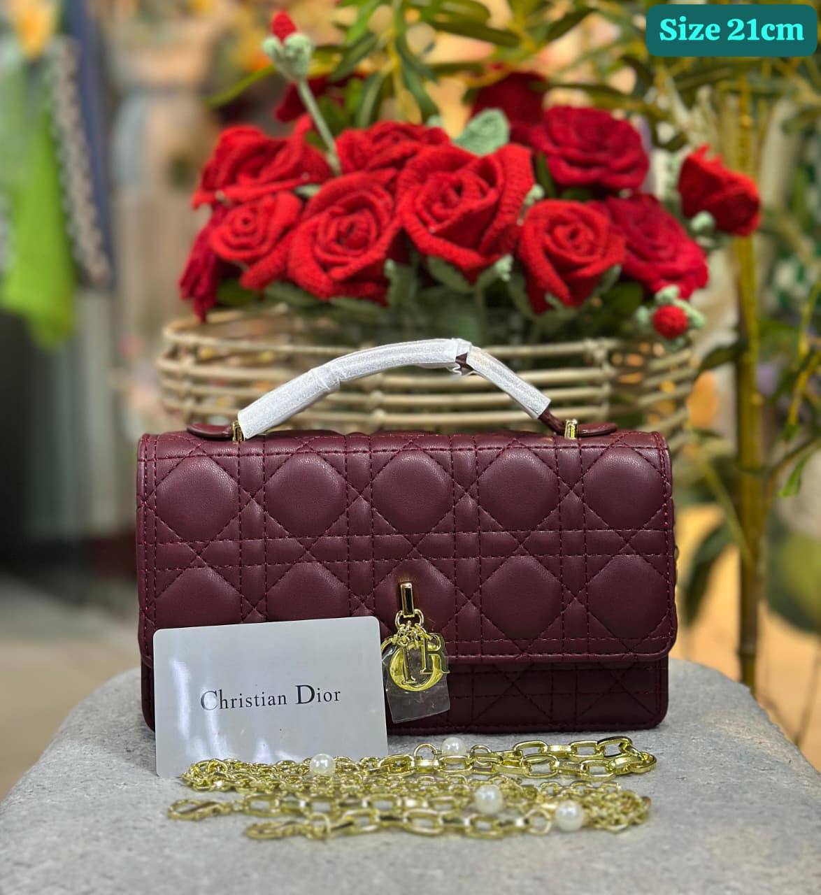 Dior
Good quality 

with box 🎁🎁🎁

100 dhs✅

Zain186
♥️♥️♥️
