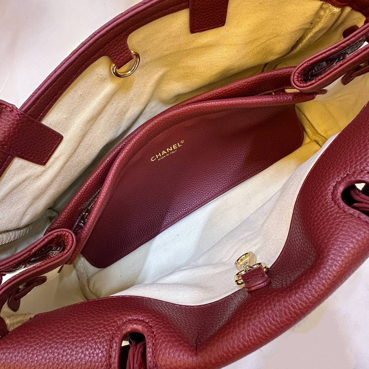CHANEL 
COPY ONE 
32cm , 
195 dhs✅

Zain295
♥️♥️♥️