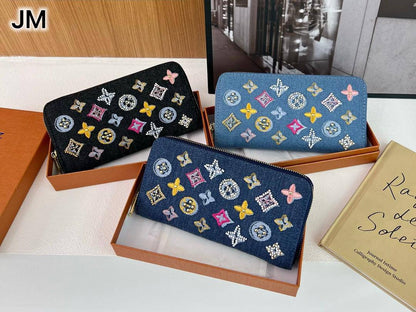 LV wallet

small
45 dhs🌺
size 12×2×10cm

big
50 dhs🌺
size 20×2×11cm

Zain42
♥️♥️♥️