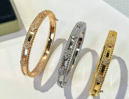 VCA Bangle* 💎
Medium size 
*Master Quality* 💐

75 dhs🗽
normal box 📦

Zain48
♥️♥️♥️