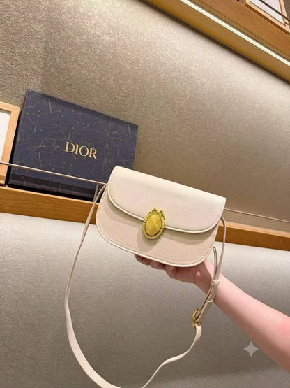DIOR

Best quality 
with box
105 dhs🇦🇪

size23CM

Zain290
♥️♥️♥️