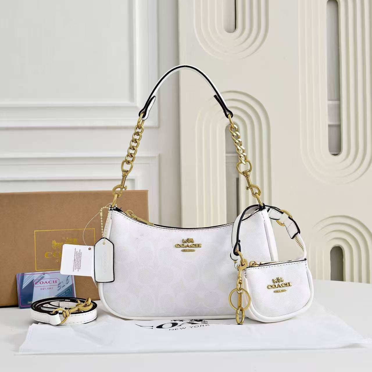 Coach
110 dhs🇦🇪🇦🇪
with box
size 24×7×14cm
with small bag and cherry

Zain42
♥️♥️♥️