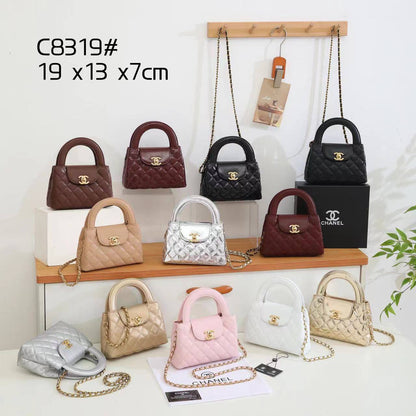 Chanel
95 dhs✅
Good  quality
Size：19cm
with box
🎁🎁🎁

Zain74
♥️♥️♥️