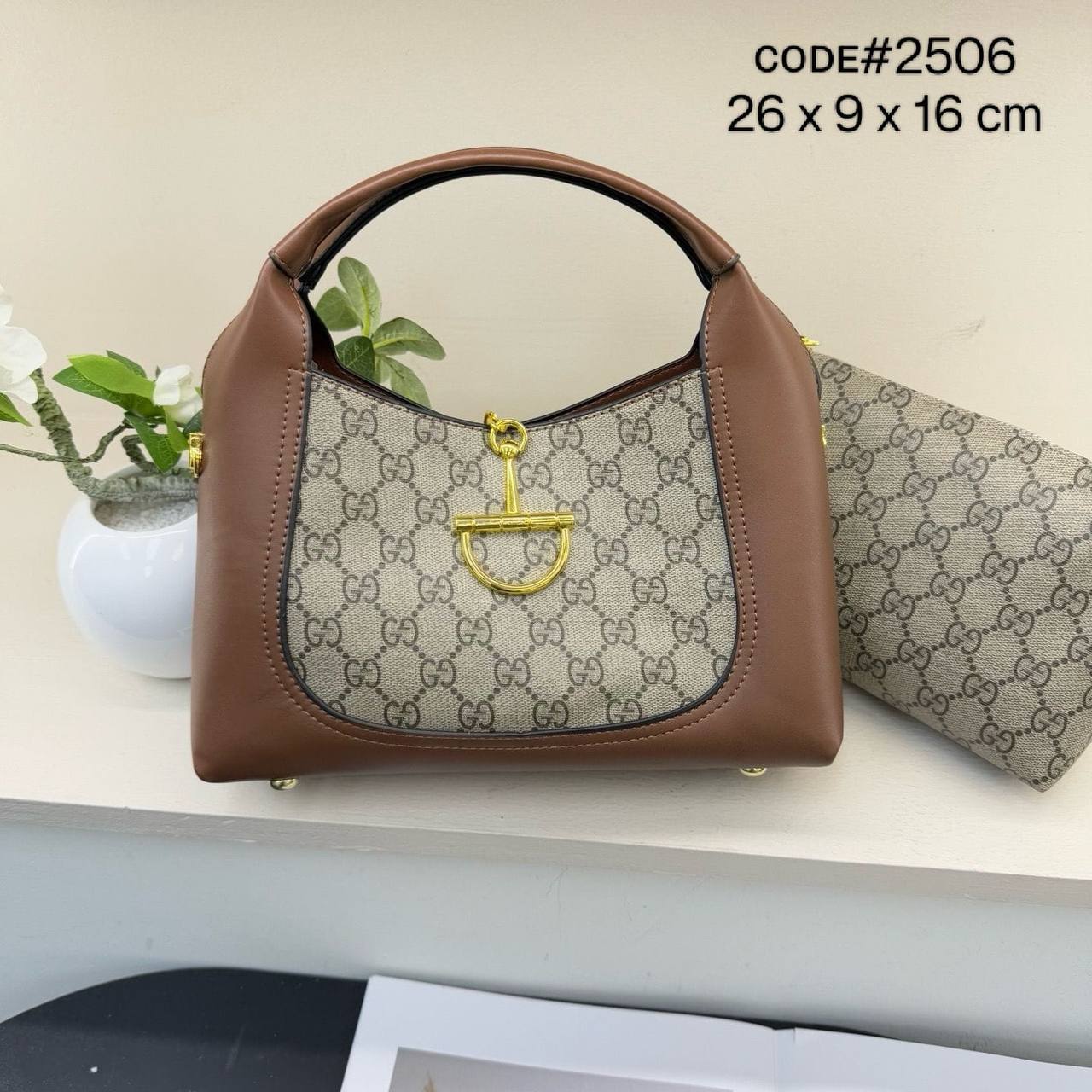 GUCCI ᴍɪɴɪ ᴇʙᴏɴʏ GG
sᴜᴘʀᴇᴍᴇ ᴄᴀɴᴠᴀs
ʜᴏʀsᴇʙɪᴛ ʟᴏᴄᴋ ʜᴀʀᴅᴡᴀʀᴇ
ᴡɪᴛʜ ᴘᴏᴜᴄʜᴇs ʜᴀs ʟᴏɴɢ ʙᴇʟᴛ
sɪᴢᴇ : 26 cm

70 dhs🇦🇪

Zain31
♥️♥️♥️