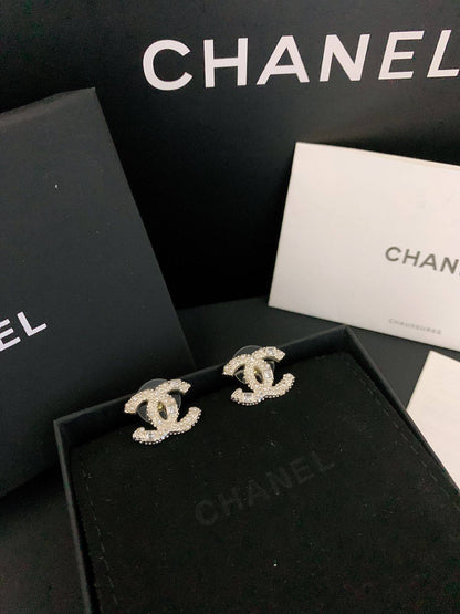 CHANEL*_EARRINGS_

55 dhs❤️💚
         _With_
          *Box* 📦✅

Zain89
♥️♥️♥️