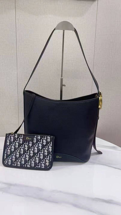 DIOR 

SIZE 26CM    
125 dhs🇦🇪🇦🇪

Zain244
♥️♥️♥️