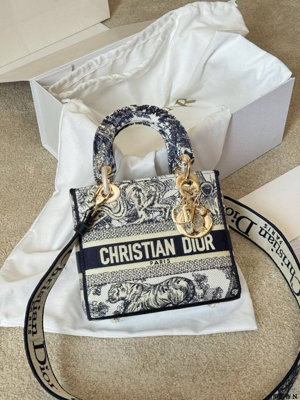 Dior
20 CM
Master
410 dhs✅

Zain141
♥️♥️♥️