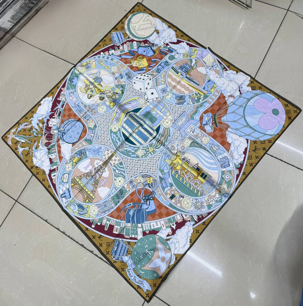 Silk square scarf 
40 dhs🪙💚

Zain93
♥️♥️♥️