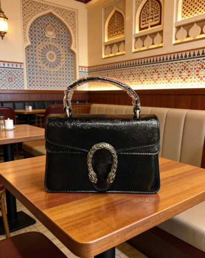 Gucci

100 dhs✅

with box 
🎁🎁🎁

Size:23/8/15

Zain07
♥️♥️♥️