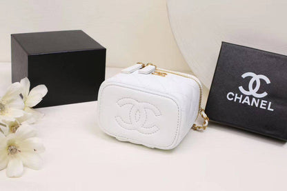 Chanel 
90 dhs✅
with box
🎁🎁🎁

size 12×8×10cm

Zain42
♥️♥️♥️