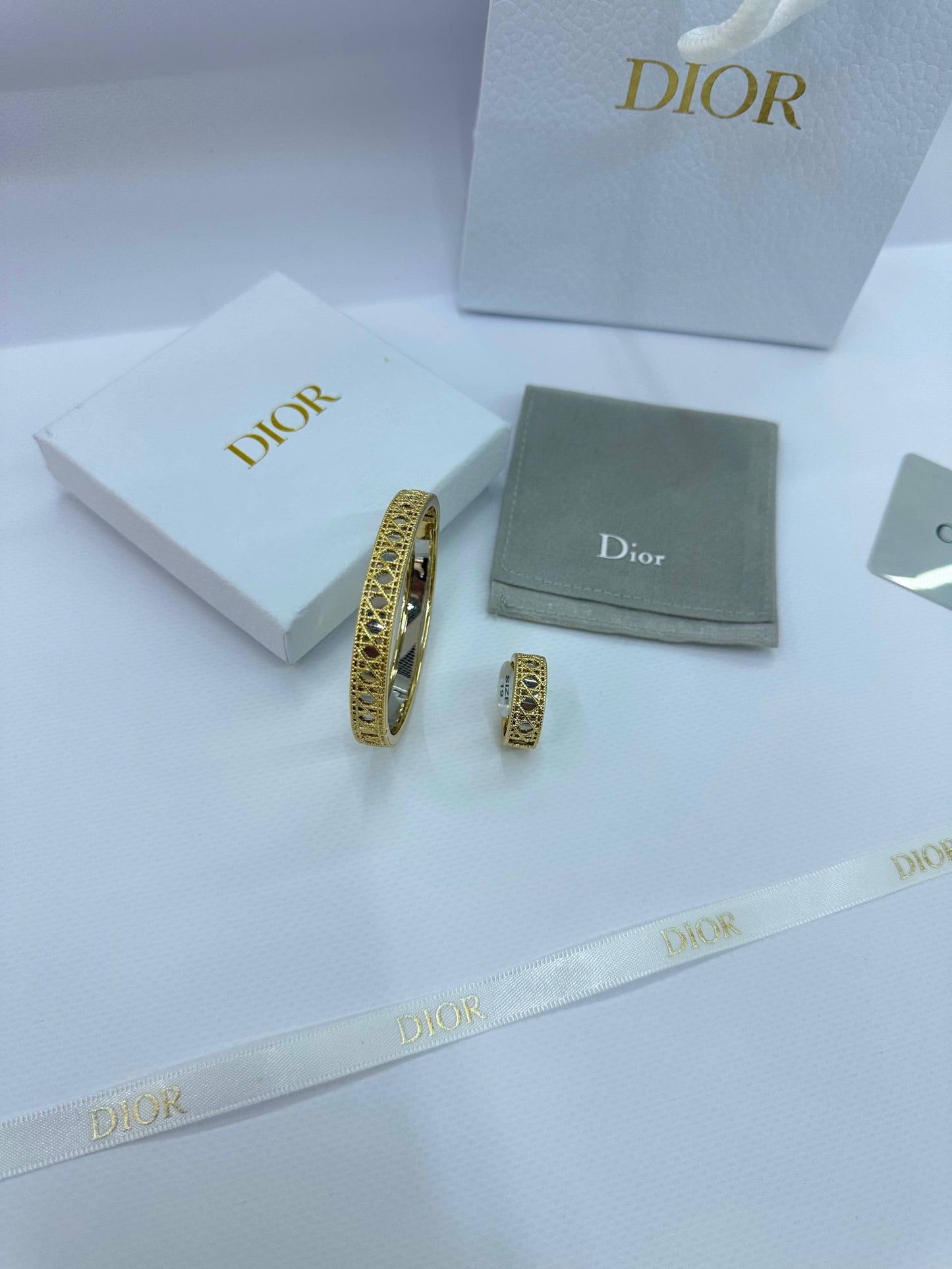 Dior 
Bangle 🔥
Ring 💍 available size👇
6,7,8,9
good quality 💯
With brand boxes 🗃️ 
And paper bag 🛍️
50 dhs✅

With master box 📦 
And paper bag 🛍️
70 dhs✅

Zain216
♥️♥️♥️