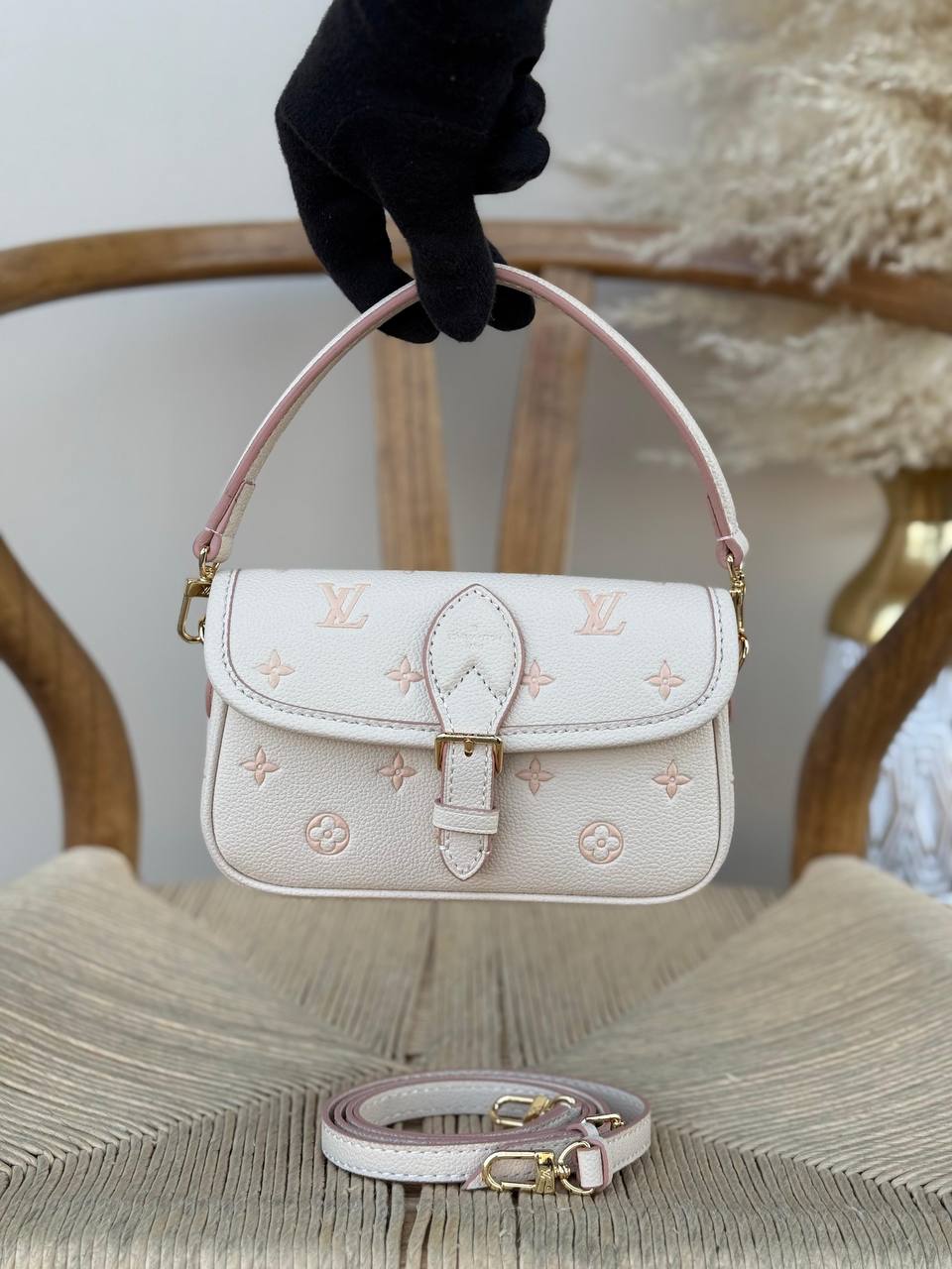 New collection✨✨✨
LV
19cm
320 dhs💓
Top quality 
With box🎁

Zain167
♥️♥️♥️