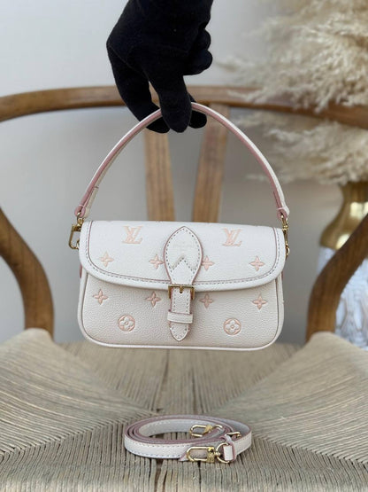New collection✨✨✨
LV
19cm
320 dhs💓
Top quality 
With box🎁

Zain167
♥️♥️♥️