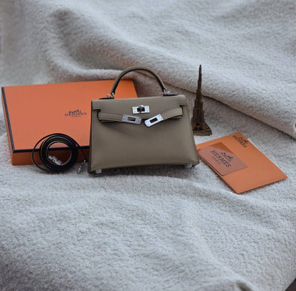 Hermes kelly 

   19Cm 
With Box
320 dhs🇦🇪🇦🇪

Zain131
♥️♥️♥️