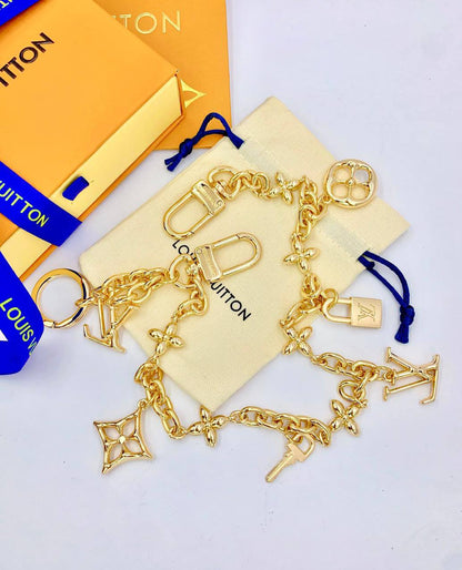 KEYCHAIN 
BAG CHARM
LV MASTER ✨💫
75 DHS✅
 WITH BOX AND PAPER BAG🛍️🎁

Zain89
♥️♥️♥️