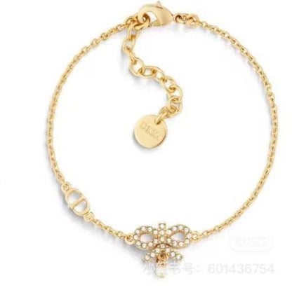 Dior ❤️‍🔥*
Bracelet 🐦‍🔥
Master quality 💯
With normal boxes 📦 
50 dhs🌺
With master box 🗃️ 
60 dhs🌺

Zain216
♥️♥️♥️