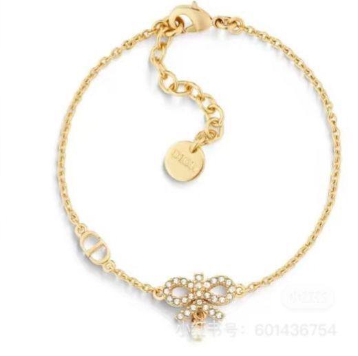 Dior ❤️‍🔥*
Bracelet 🐦‍🔥
Master quality 💯
With normal boxes 📦 
50 dhs🌺
With master box 🗃️ 
60 dhs🌺

Zain216
♥️♥️♥️