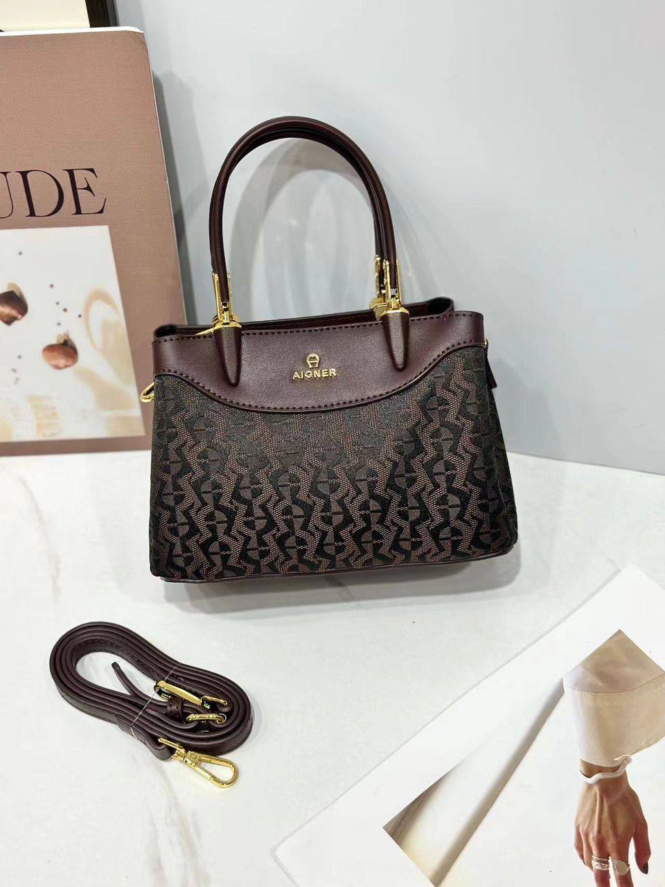 Aigner
95 dhs🪙
size：21×10×14cm
Good quality 

with box
🎁🎁🎁

Zain39
♥️♥️♥️