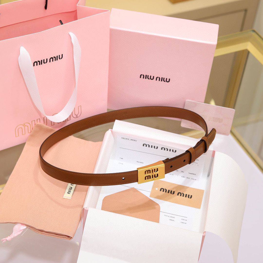 💙 MIU MIU 💙
💙*SUPER MASTER QUALITY*💙
💙*ORIGINAL PACKAGING*💙
260 dhs💓

Zain281
♥️♥️♥️