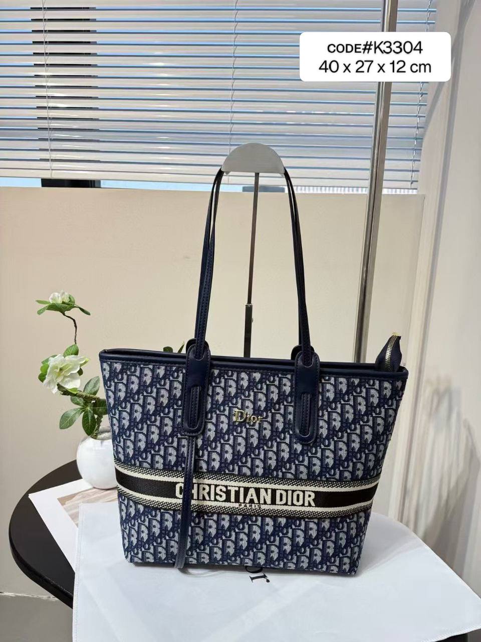 CHRISTIAN DIOR
sʜᴏᴜʟᴅᴇʀ ᴛᴏᴛᴇʙᴀɢ
ᴄᴀɴᴠᴀss & ʟᴇᴀᴛʜᴇʀ ᴍᴀᴛᴇʀɪᴀʟ
ᴡɪᴛʜ ʟᴏɴɢ ʙᴇʟᴛ sᴛʀᴀᴘ
sɪᴢᴇ: 40 cm

75 dhs🪙🌨️

Zain31
♥️♥️♥️