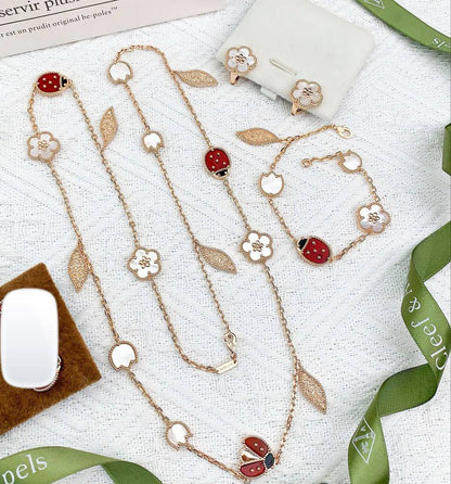 VCA set
Necklace
Earrings 
Bracelet 
Ring 💍 
Master Quality 🦋

315 dhs🇦🇪. normal box 📦 
355 dhs🇦🇪 original box 🗃️

Zain48
♥️♥️♥️