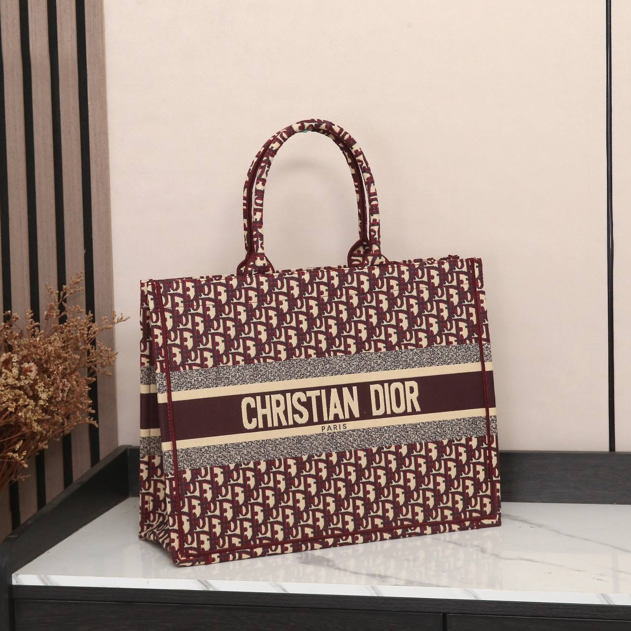 DIOR 
120 dhs✅
Best quality 

with box
🎁🎁🎁

size 41CM

Zain290
♥️♥️♥️