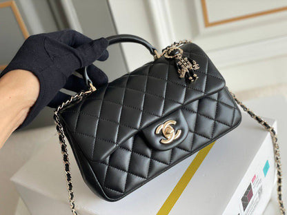 CHANEL 

NEW CAME GOOD QUALITY 

WITH BOX 
🎁🎁🎁

100 dhs💓

Zain39