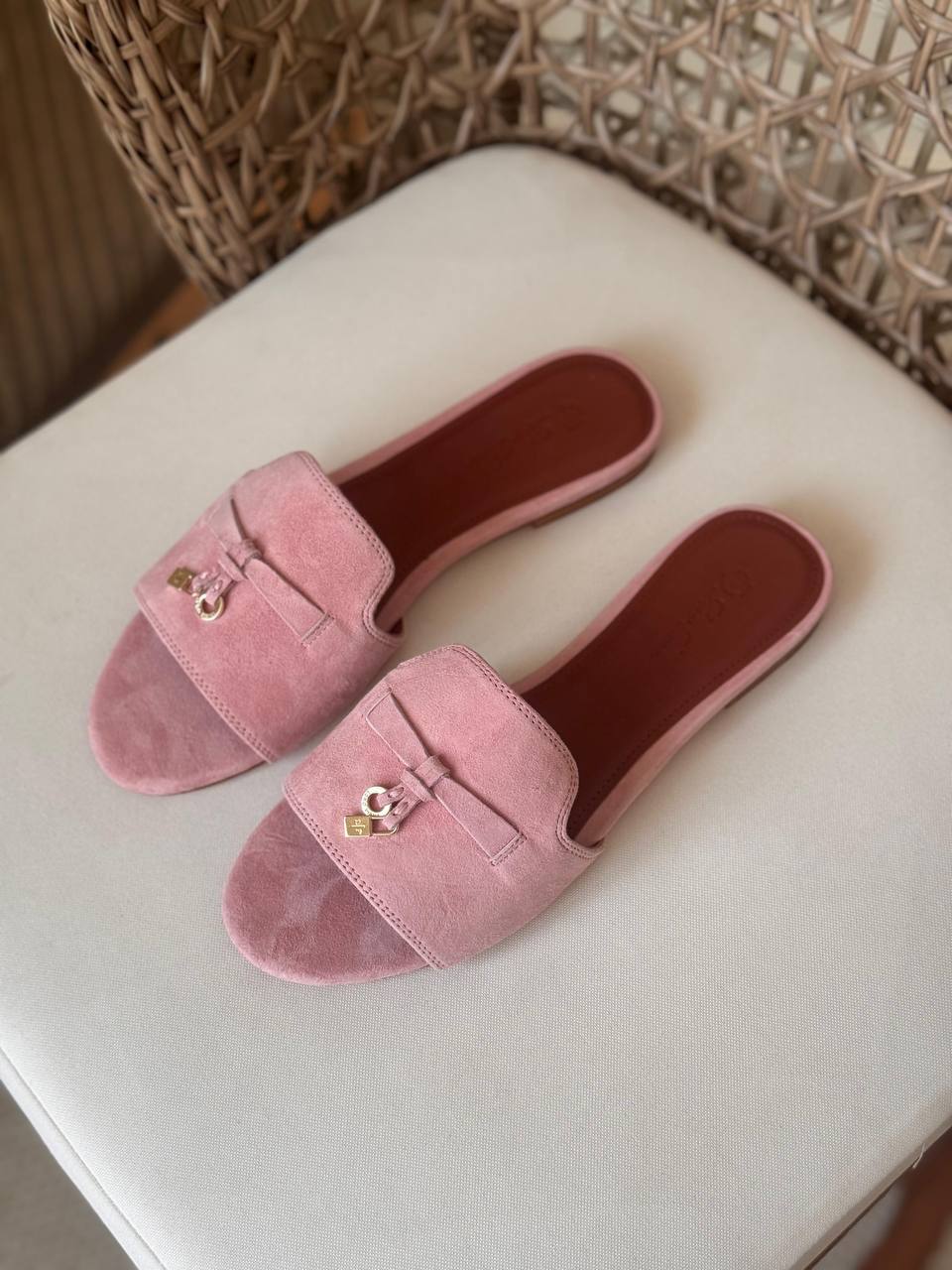 LORO PIANA 🩵
Size: 36 to 41
Super master quality
450 dhs✅

Zain198
♥️♥️♥️