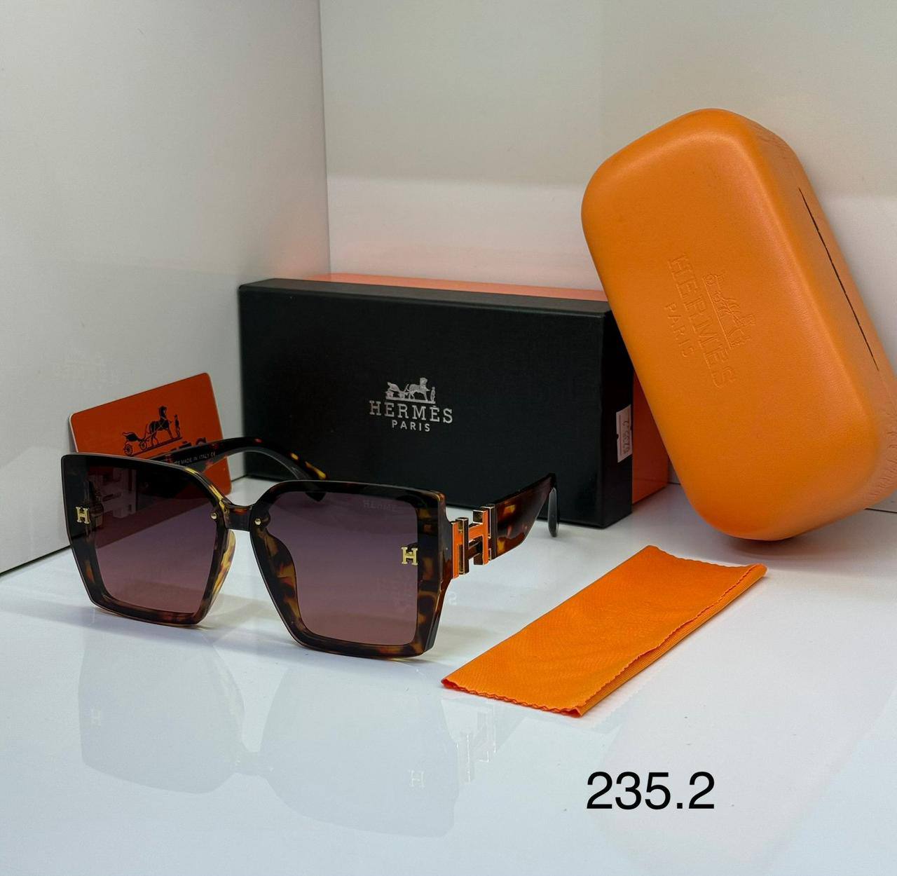 NEW CAMING SUNGLASSES 
GOOD QUALITY 
50 dhs🪙🌨️

Zain40
♥️♥️♥️