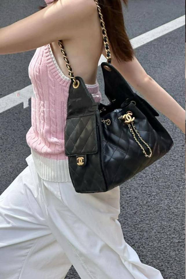 Chanel 25C hobo

1️⃣ First quality

Size : 26 * 14 * 30 cm
110 dhs🇦🇪🇦🇪

Zain115
♥️♥️♥️