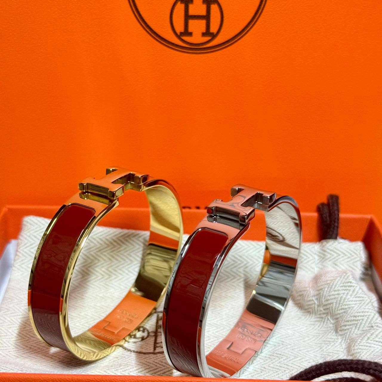 Hermes ❤️‍🔥*
Bangle 💥
Master quality 💯
Size 17,19 available 💁
With normal boxes 📦 
45 dhs✅
With master box 🗃️ 
60 dhs✅

Zain216
♥️♥️♥️