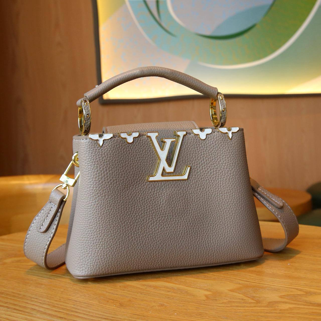 LV
High quality 
With box 
120 dhs🇦🇪🇦🇪

Zain136
♥️♥️♥️