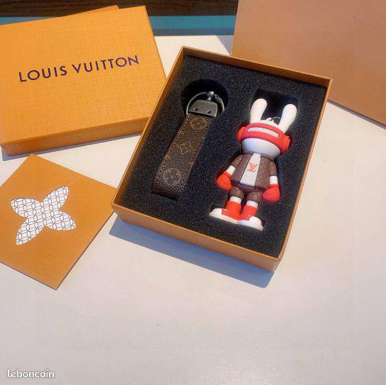 LOUIS VUITTON🦋*
Key chain ⛓️‍💥 
Master quality 💯
With master box 🗃️ 
45 dhs🪙🌨️

Zain216
♥️♥️♥️