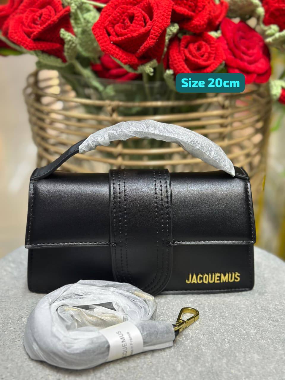 Jacquemus

Good quality 

with box 🎁🎁🎁

100 dhs🌺

Zain186
♥️♥️♥️