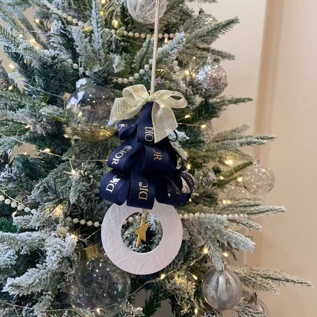 Hot selling dior car hanger 
45 dhs🪙🌨️ 

Zain243
♥️♥️♥️