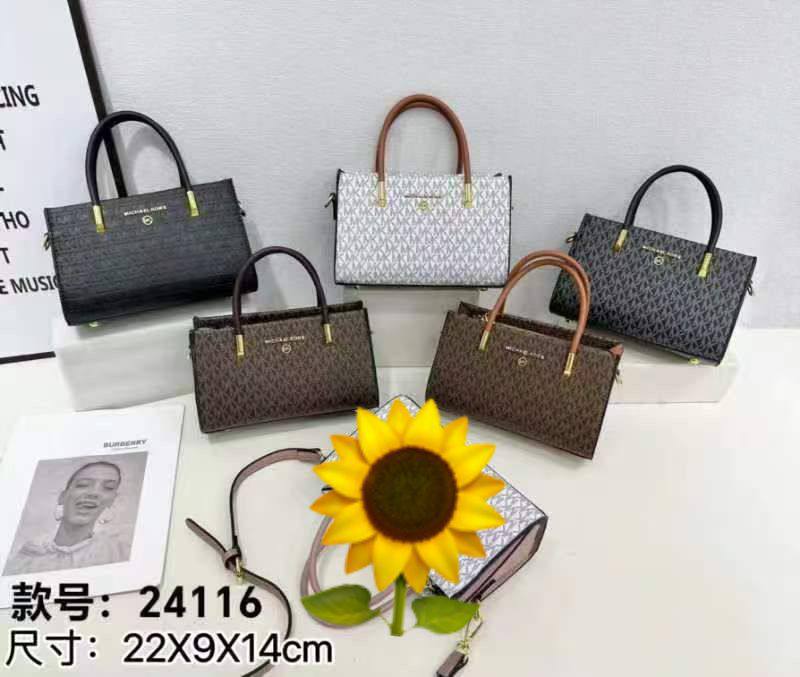 Coach - MK
95 dhs❣️
SIZE：22×9×14cm
good-quality 

with box
🎁🎁🎁

Zain35
Zain115
♥️♥️♥️
