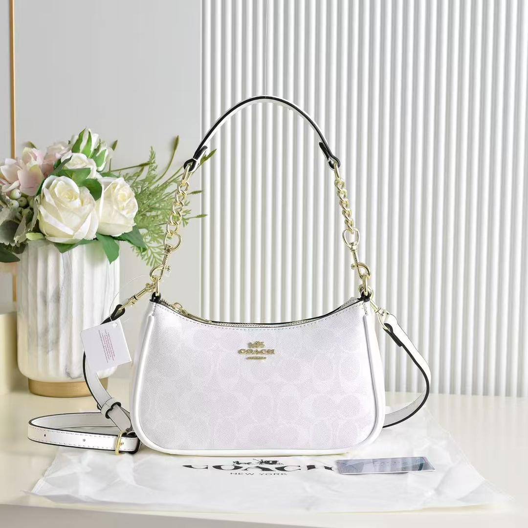 Coach
80 dhs✅
size 24×7×14cm

Zain42
♥️♥️♥️