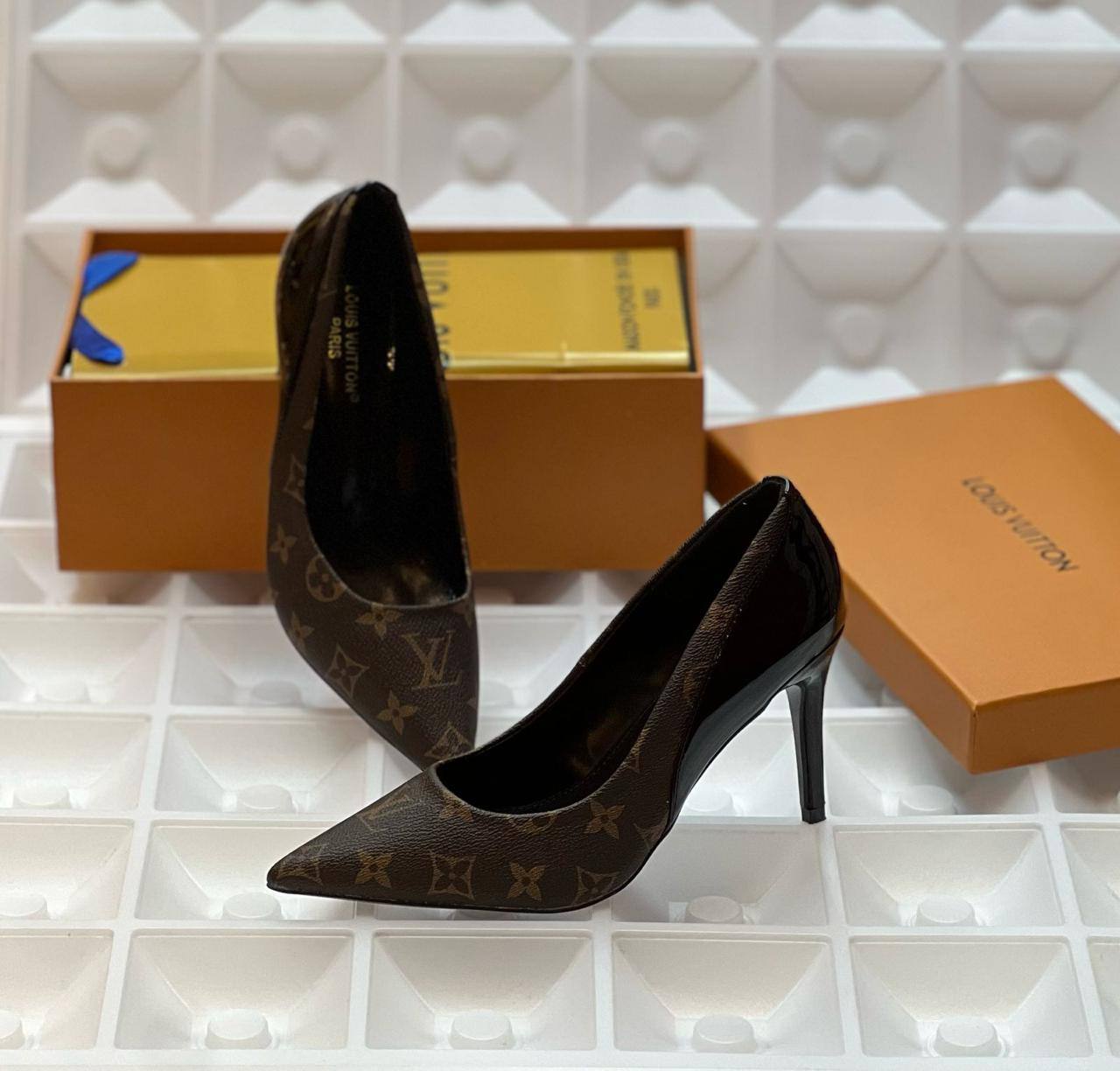 Lv    heel

   Size  .  36.37.39.40.41

100 dhs✅

Zain80
♥️♥️♥️