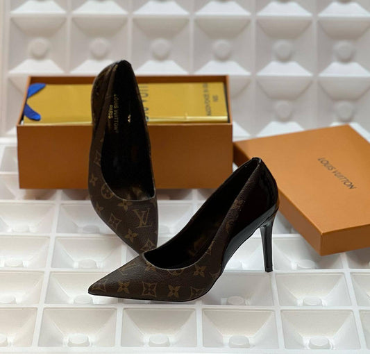Lv    heel

   Size  .  36.37.39.40.41

100 dhs✅

Zain80
♥️♥️♥️