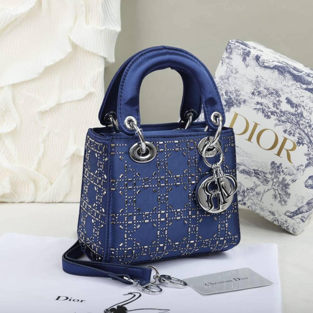 Dior
120 dhs✅
with box
size 17cm

Zain26
♥️♥️♥️