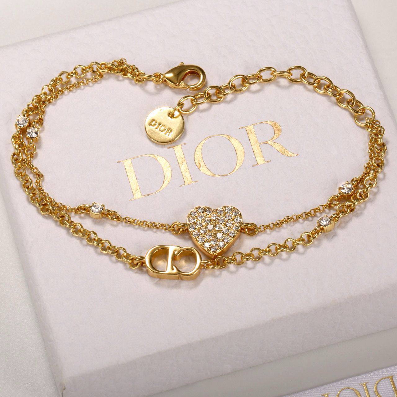 Dior set❤️‍🔥*
Necklace 🦋
Earring ✨
Bracelet 🍁
Master quality 💯
With normal boxes 🗃️ 
130 dhs✅
With master box 📦 
140 dhs✅

Zain216
♥️♥️♥️