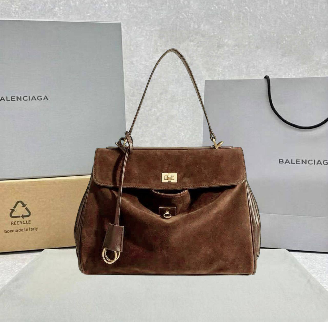 BALENCIAGA 
HIGH QUALITY 
140 dhs✅

Zain295
♥️♥️♥️