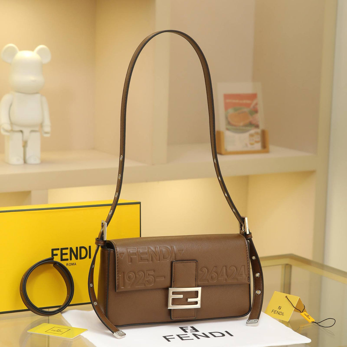 FENDI

Best quality 
with box

130 dhs🇦🇪🇦🇪


size 25CM

Zain290
♥️♥️♥️