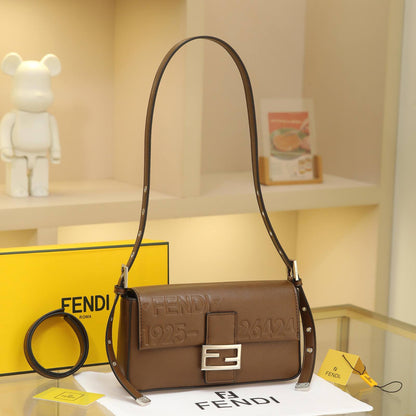 FENDI

Best quality 
with box

130 dhs🇦🇪🇦🇪


size 25CM

Zain290
♥️♥️♥️