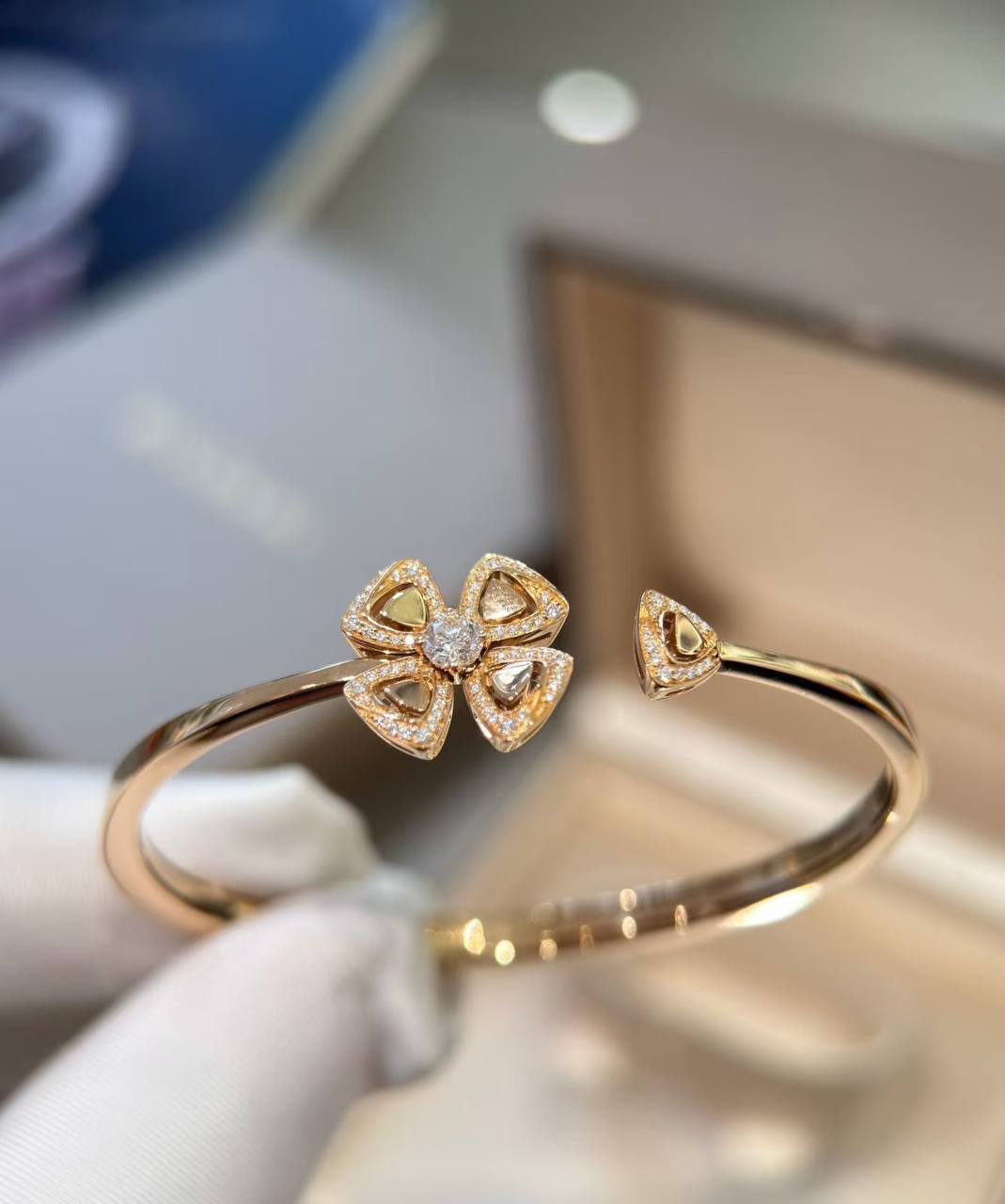 BVLGARI ❤️‍🔥*
Bangle 💥
Master quality 💯
With normal boxes 🗃️ 
65 dhs✅
With master box 📦 
110 dhs✅

Zain216
♥️♥️♥️