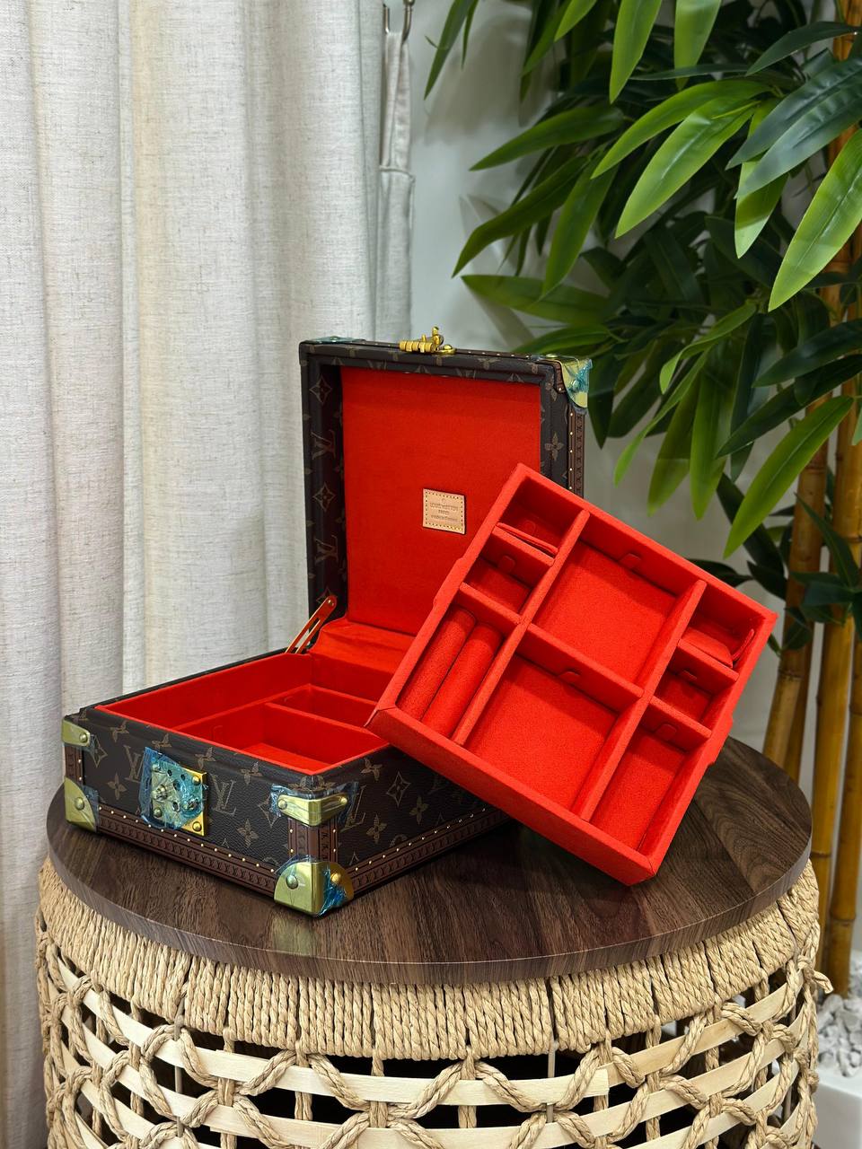 BRAND- LOUIS VUITTON 
*❗️JEWELLERY BOX❗*
*SUPER MASTER QUALITY ❗*
950 dhs✅
*WITH  PAPERBAG❗*

Zain267
♥️♥️♥️