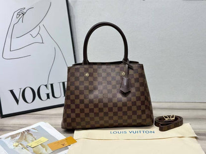 LV
NEW CAME GOOD QUALITY WITHBOX 
🎁🎁🎁

95 dhs🪙🌨️
SIZE : 28cm

Zain39
♥️♥️♥️