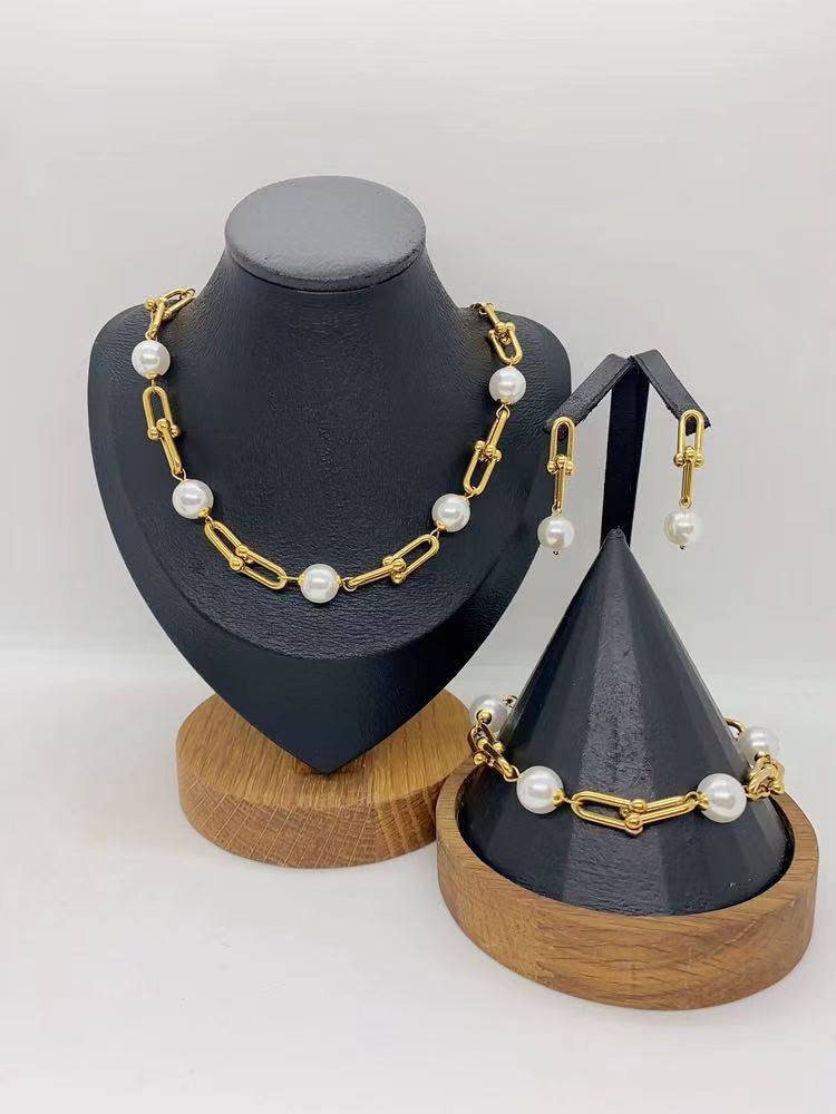 Stainless steel ❤️‍🔥*
Necklace 💥
Earring ✨
Ring 💍 free size 💍
Bangle 🦋
Non tarnish 💯
With brand boxes 🗃️ 
And paper bag 🛍️
50 dhs✅

Zain216
♥️♥️♥️