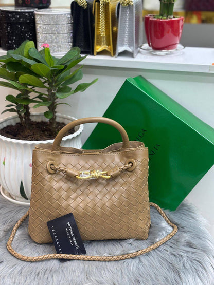 BOTTEGA
SIZE  ………25CM 🥰
115 dhs🪙🌨️

with Box
🎁🎁🎁

Zain244
♥️♥️♥️